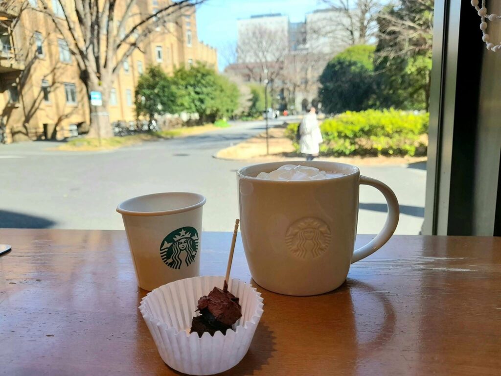 Cà phê Starbucks trong khuôn viên ĐH Tokyo